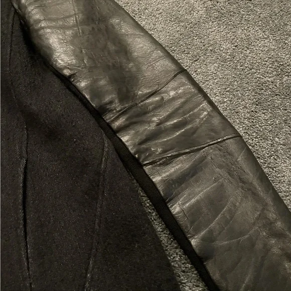 HELMUT LANG BLACK WILLOWED FELT LEATHER-SLEEVE COAT - Picture 3 of 9